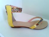 Sandalinha  amarela strass colorido. numero 37
