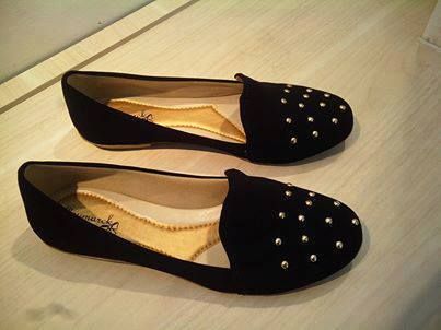 Sapatilha Slipper preta com tachinhas. numero 38